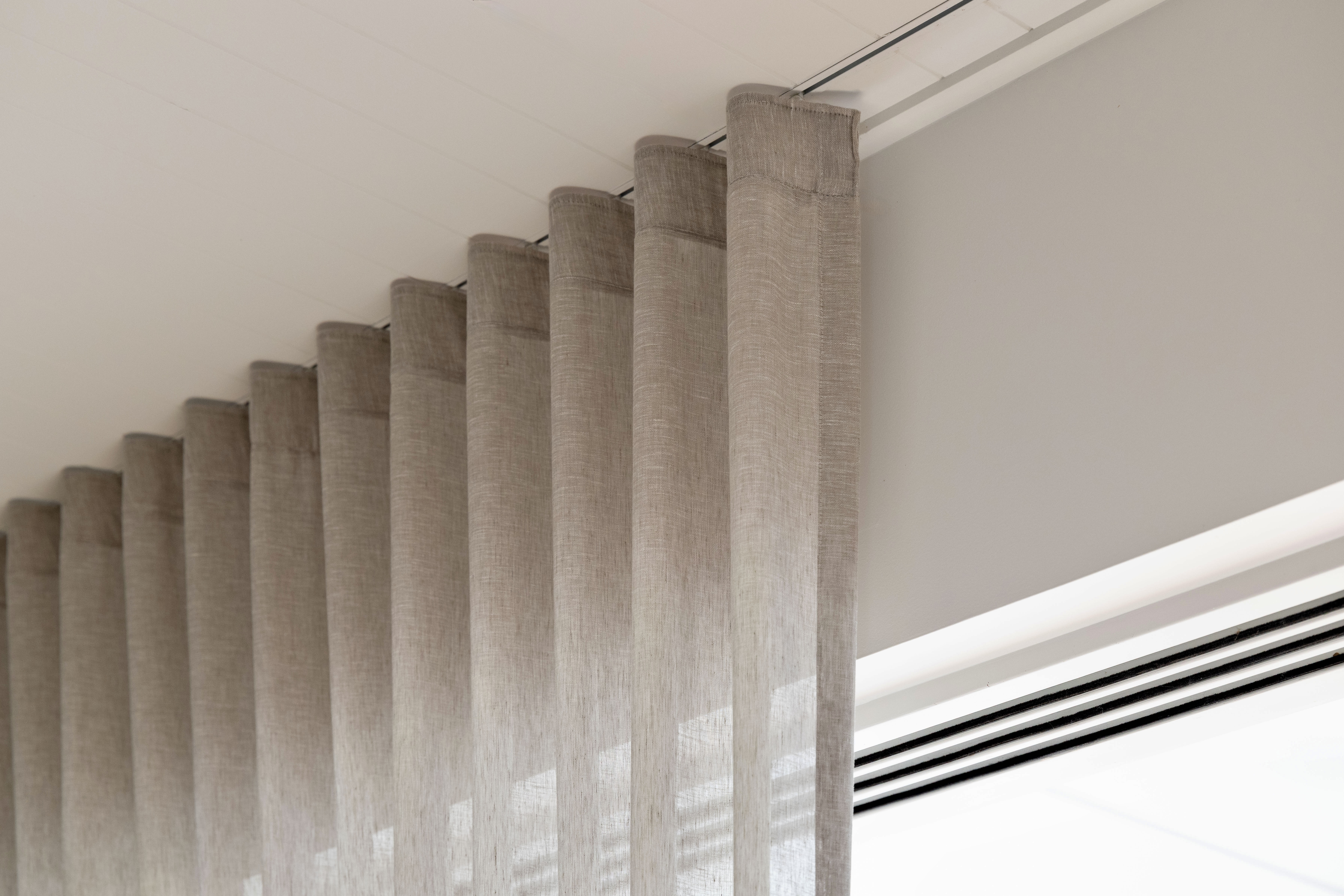 Wave S-fold heading on a ceiling-fixed track